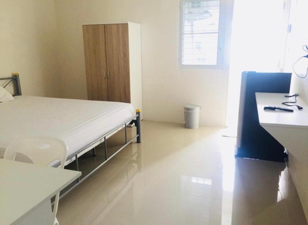 色军SKF Apartment的一间医院间,配有一张床和一张书桌