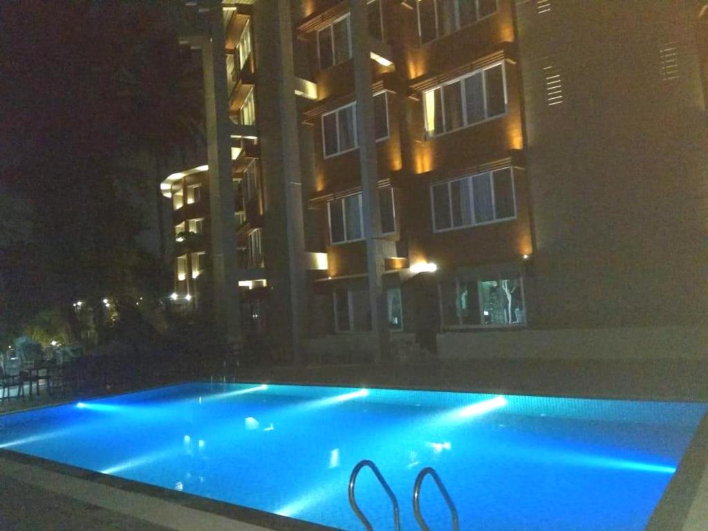 布莱尔港Sinclairs Bayview的一座游泳池,在晚上在建筑物前