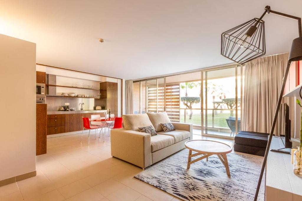 阿尔布费拉Apartments Maria - Salgados 10A0D的客厅配有沙发和桌子