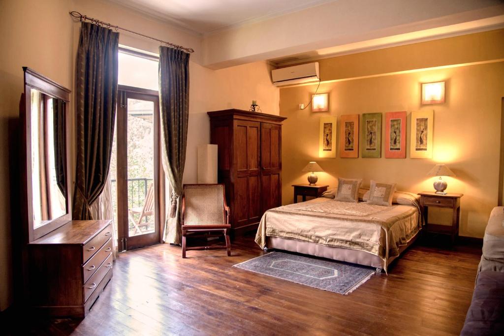 康提别墅49酒店的一间卧室配有一张床、一个梳妆台和一扇窗户。
