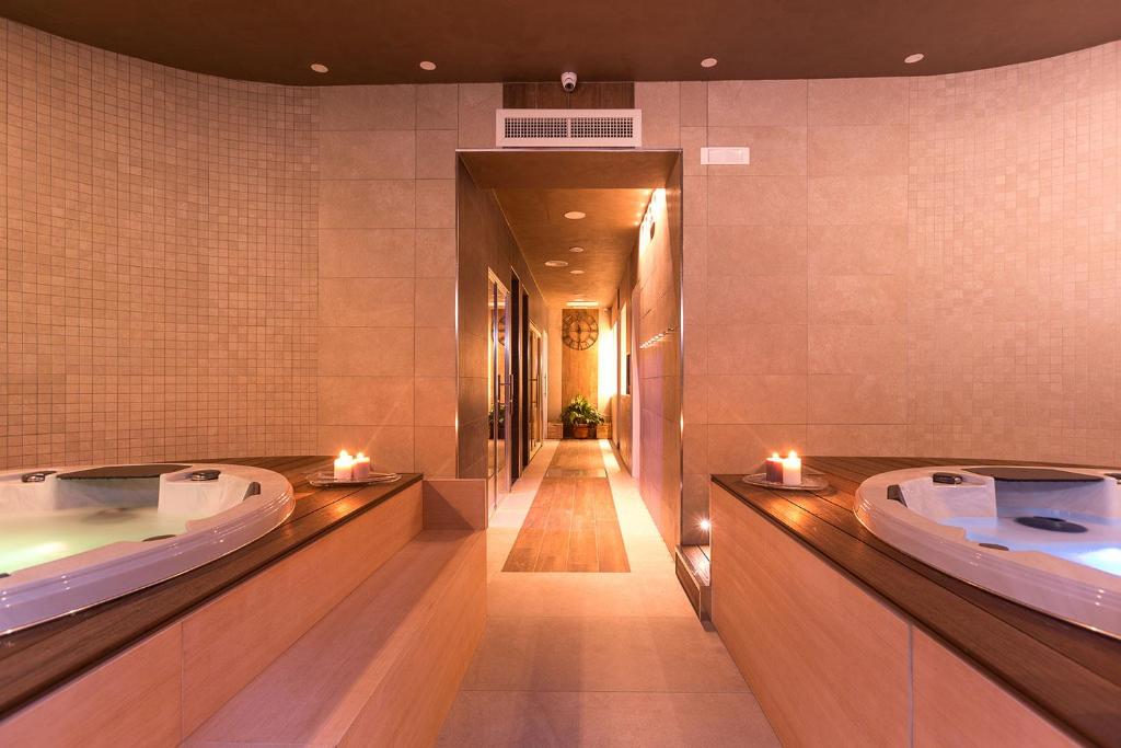 弗罗西诺内Dal Patricano的浴室设有两个带蜡烛的按摩浴缸。