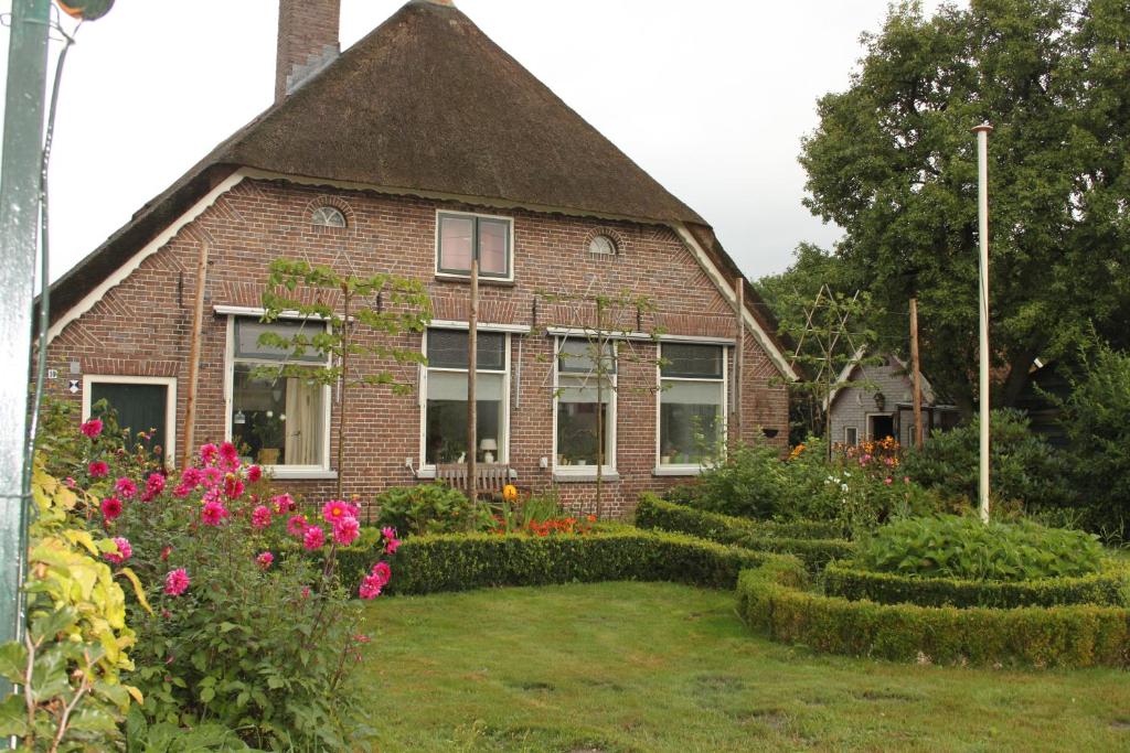 希尔登B&B De Rumelshof的前面有花园的砖房