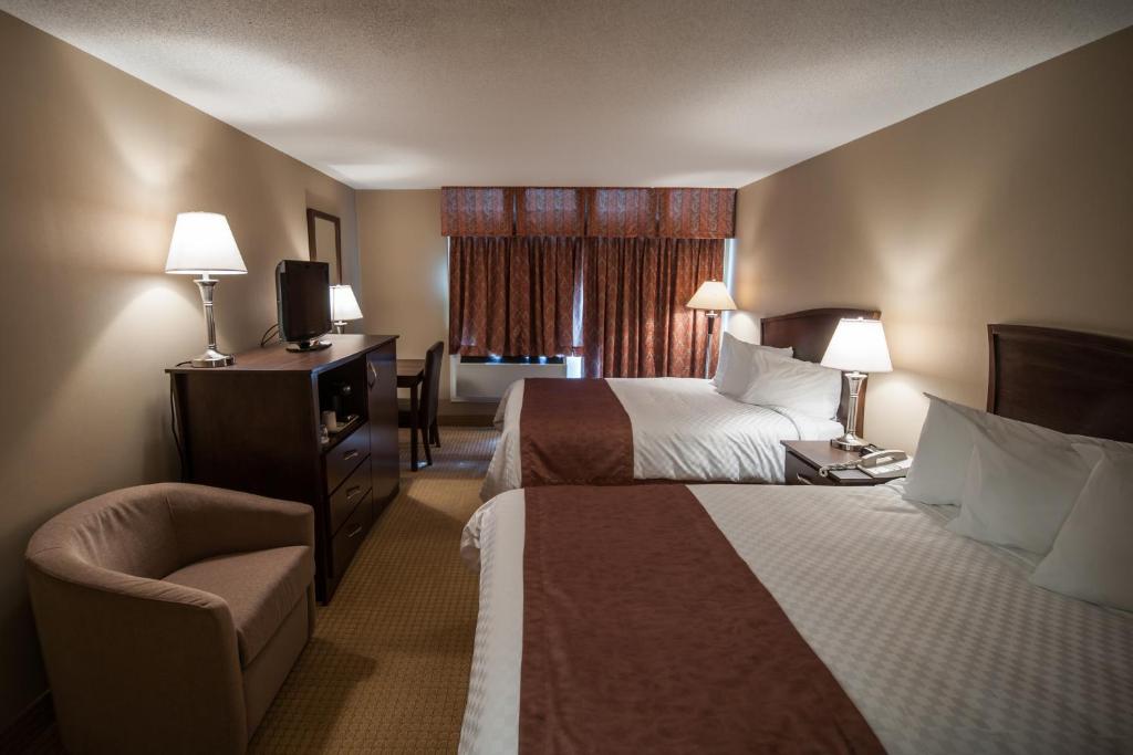迪尔莱克鹿湖汽车旅馆的酒店客房,配有两张床和椅子