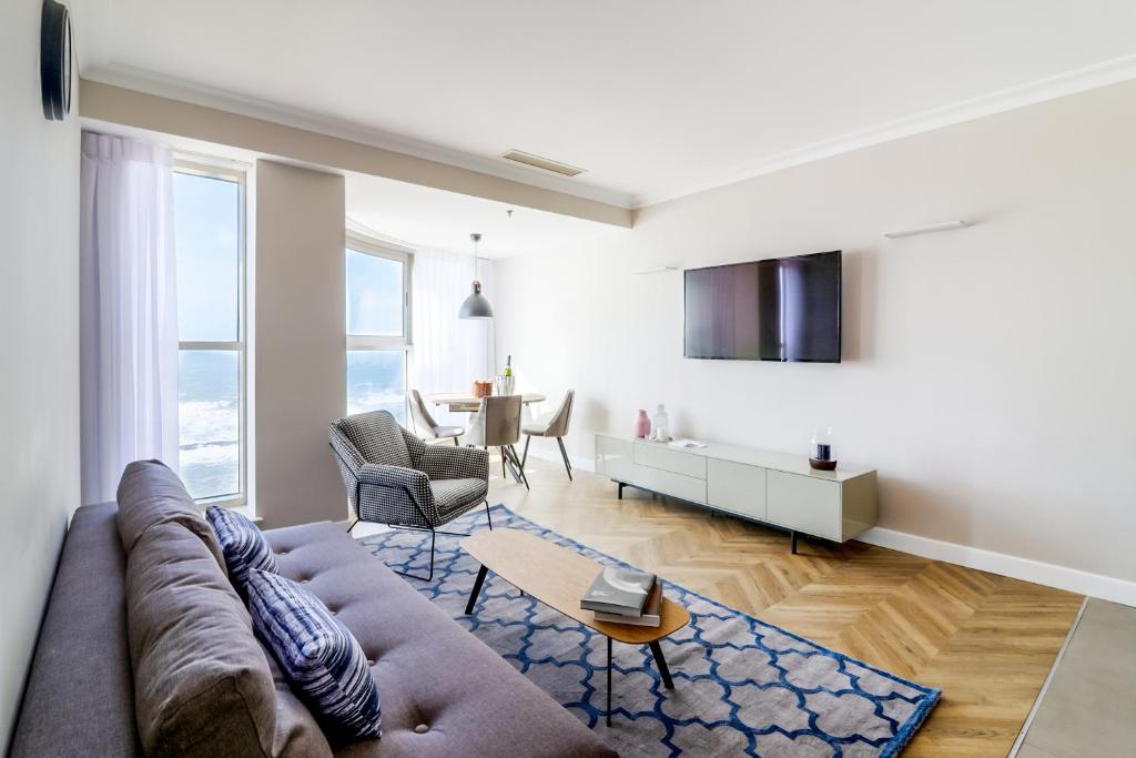 海法master Haifa Beach Apartments的客厅配有沙发和桌子