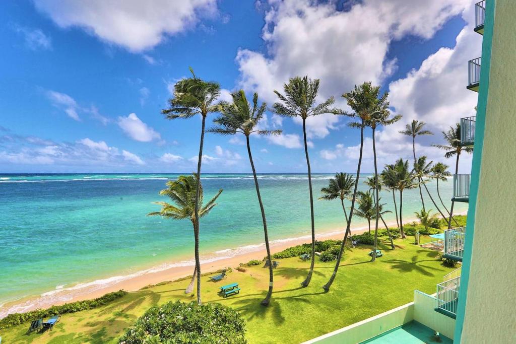 HauulaStunning Ocean Views Condos in Oahu at Punaluu的以及享有海滩景致的阳台。