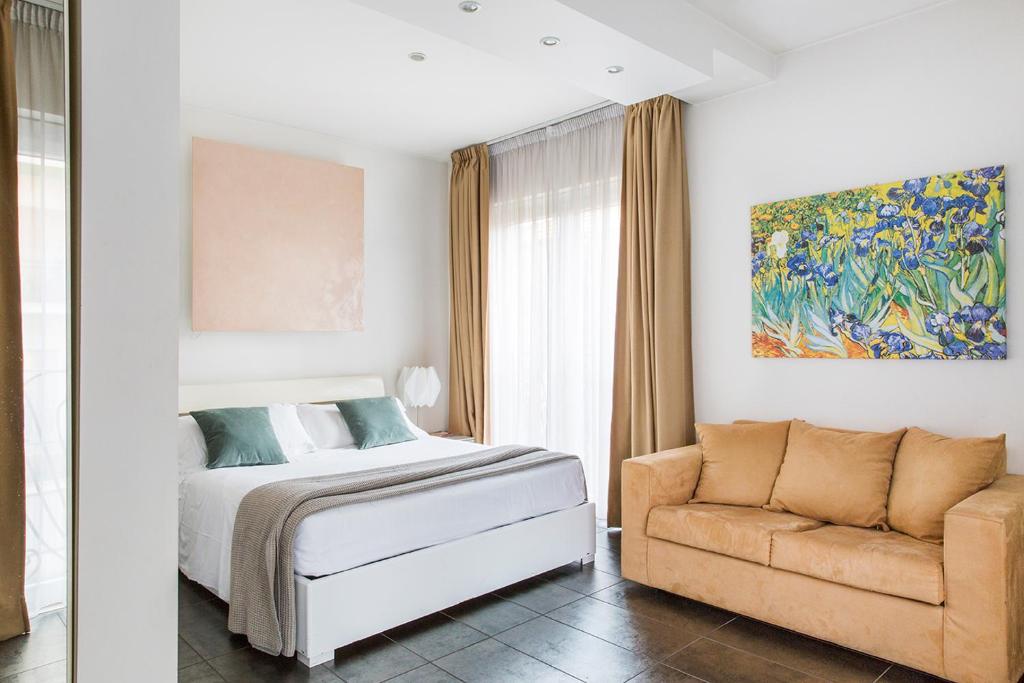 罗马帕特里兹罗马那宫酒店的一间卧室配有一张床和一张沙发