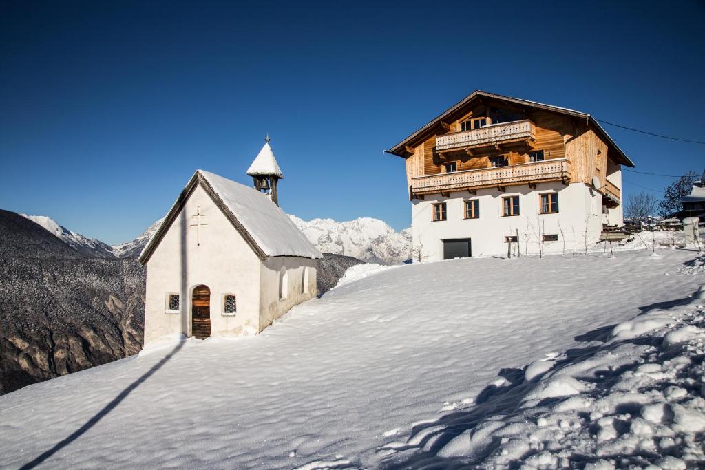 海明Ferienwohnung Hausegg的一座位于雪覆盖的山顶上的建筑