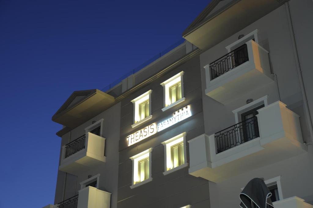 帕拉米夏Theasis Hotel Paramythia的一座晚上有灯的建筑