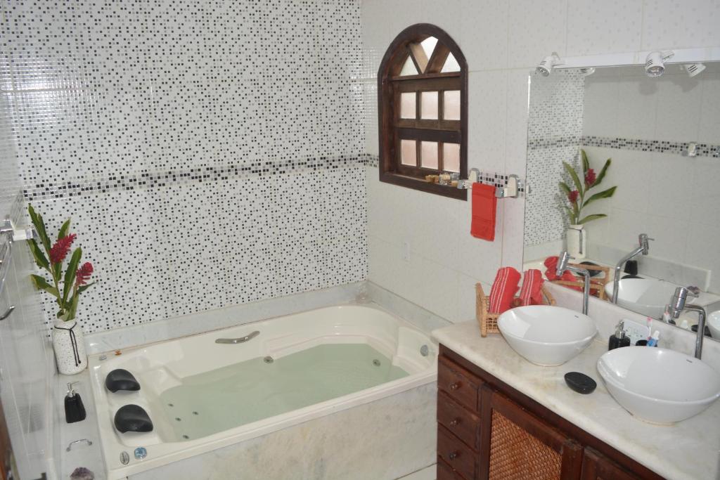帕拉蒂Cantinho da Bruxa的带浴缸和盥洗盆的浴室