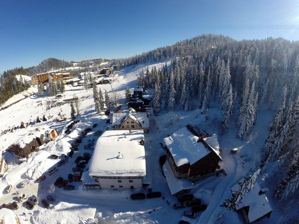 亚霍里纳Hotel Snješko的雪地中度假村的空中景观