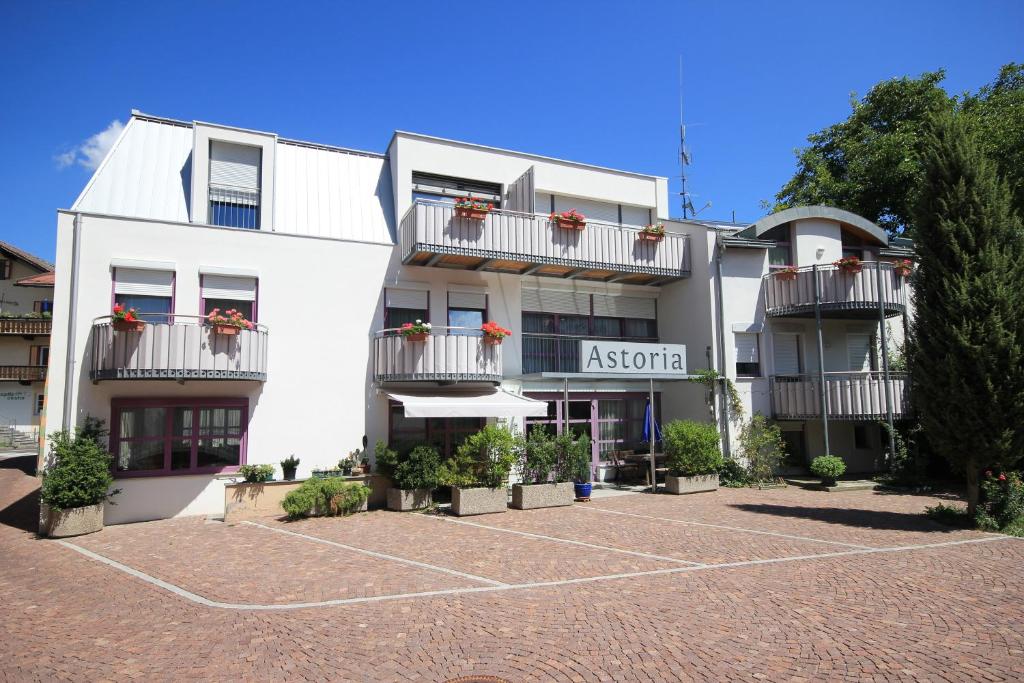 普拉托·阿罗·斯泰尔维奥Pension & Residence Astoria的享有公寓大楼外部的景致。