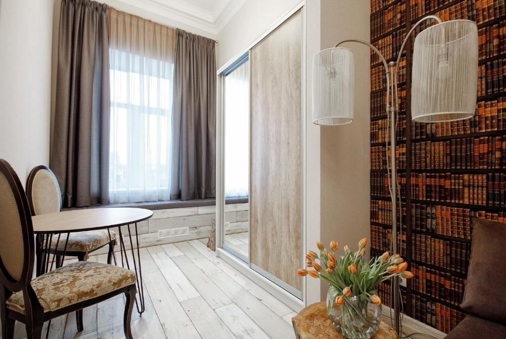 敖德萨D5 Apartments的客厅配有桌椅和窗户。