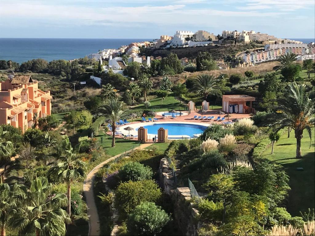 卡萨雷斯Penthouse, Casares del Sol, Malaga的享有带游泳池的度假村的空中景致
