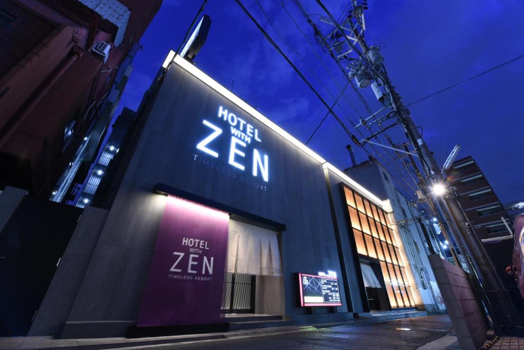 大阪Hotel ZEN Sennichimae (Adult Only)的建筑物一侧有标志的商店
