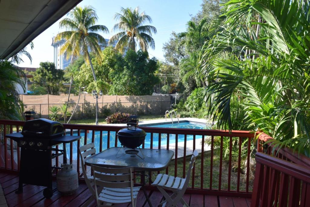 迈阿密迈阿密之心度假屋的一个带桌椅的阳台和一个游泳池