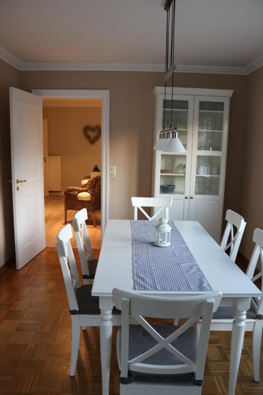 胡苏姆Nordseeperle Husum的一间配备有白色桌椅的用餐室