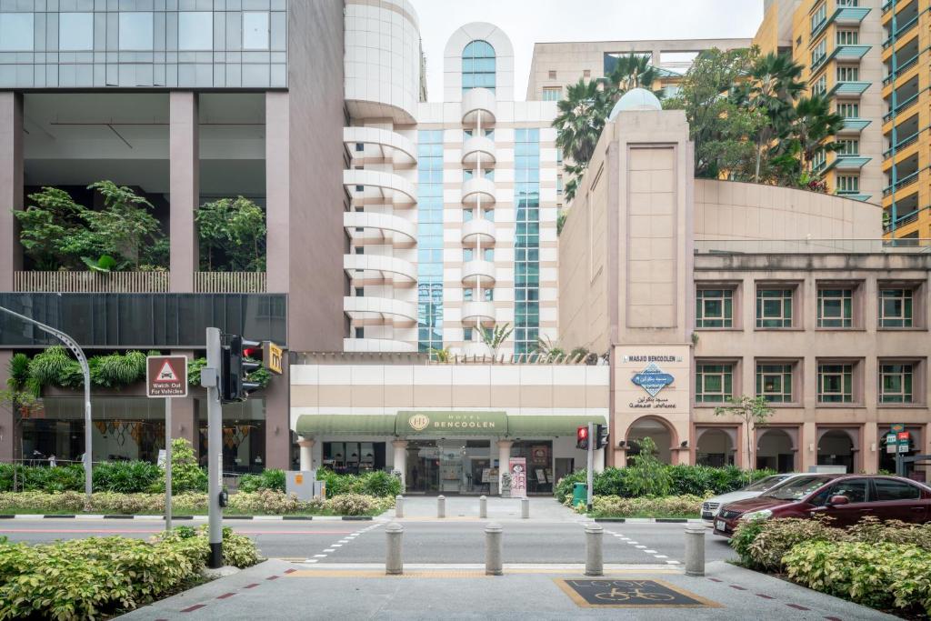 新加坡Hotel Bencoolen Singapore的城市中一条空荡荡的街道,有高大的建筑
