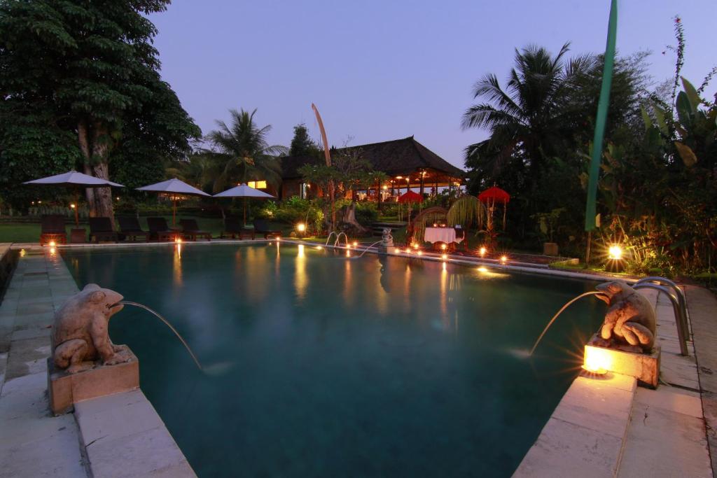 希德门苏巴克特伯拉别墅酒店的夜间在度假村内带灯光的游泳池