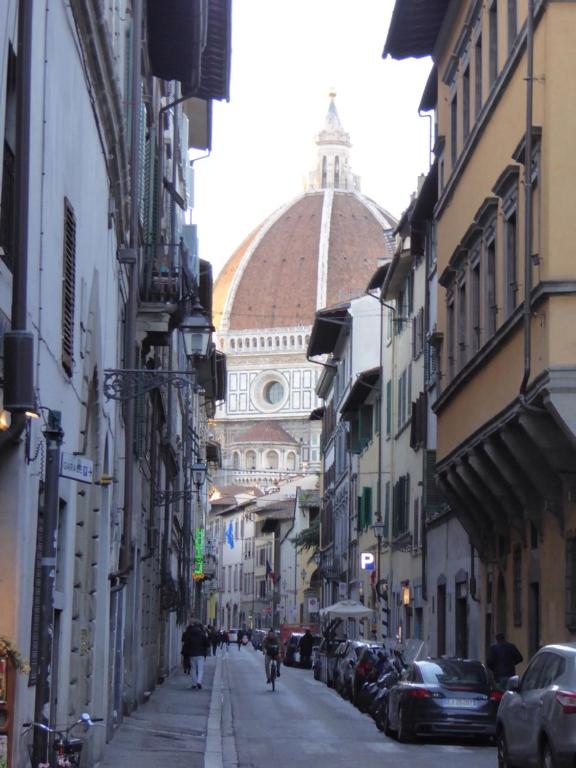 佛罗伦萨Arch Apartment Duomo - Florence的一条拥有建筑和圆顶建筑的城市街道