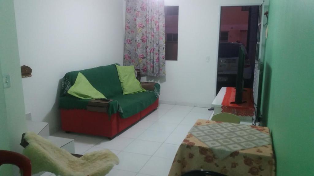 大坎普市Condominio casas do campo的客厅配有沙发和桌子