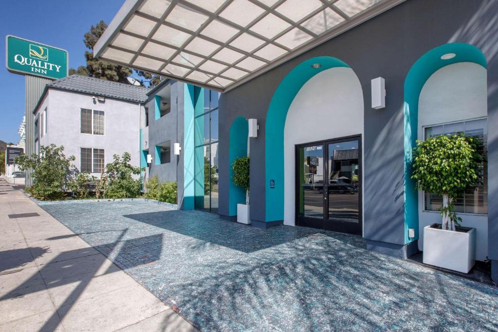 洛杉矶好莱坞星光大道品质酒店的一座拥有蓝色拱门和玻璃门的建筑