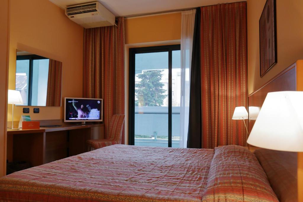 福萨诺罗曼尼西欧酒店的酒店客房设有床和窗户。