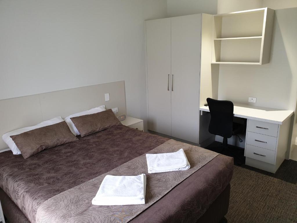 纳拉库特纳拉库特汽车旅馆的一间卧室配有一张带两条白色毛巾的床