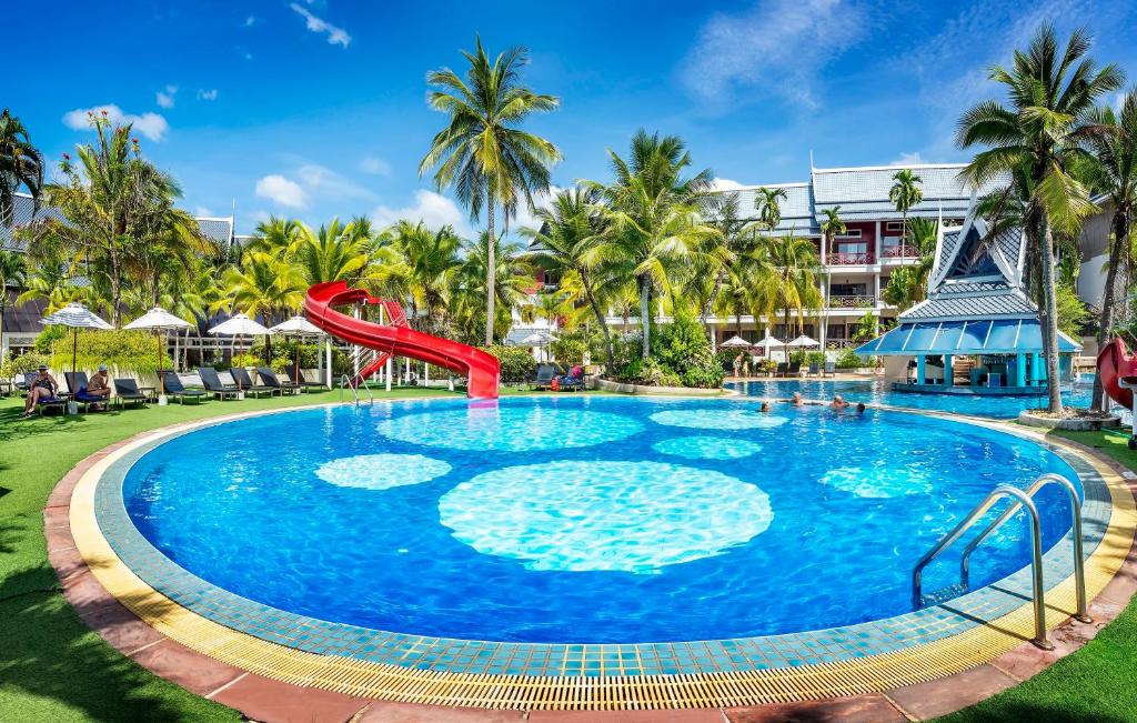 奥南海滩Chada Thai Village的度假酒店的游泳池设有滑梯