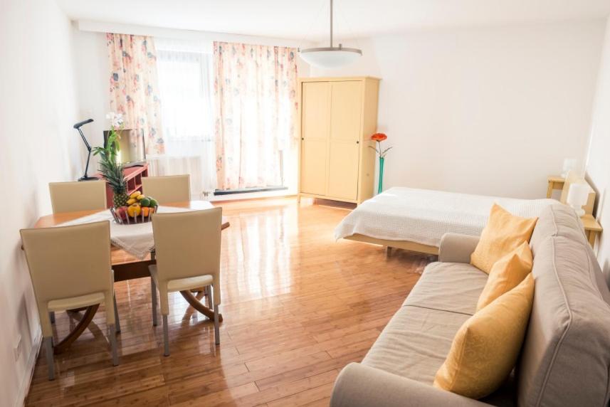格拉茨Apartment Grazbachgasse的客厅配有沙发、桌子和床。