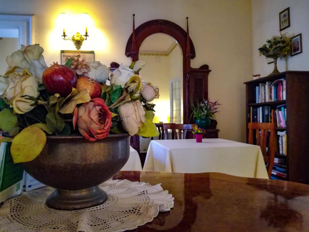 锡拉库扎卡萨蜜雅酒店的花瓶,花朵放在桌子上