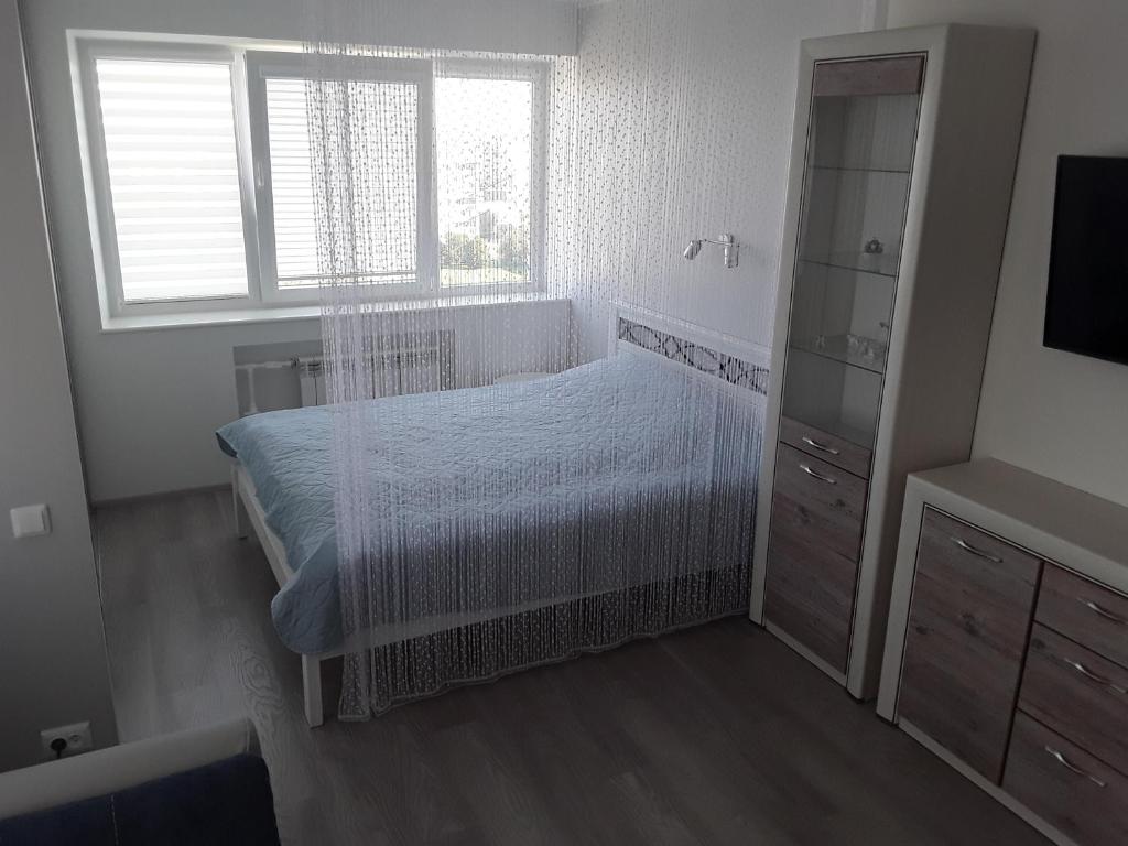 纳尔瓦LBE apartments的白色的卧室设有床和窗户