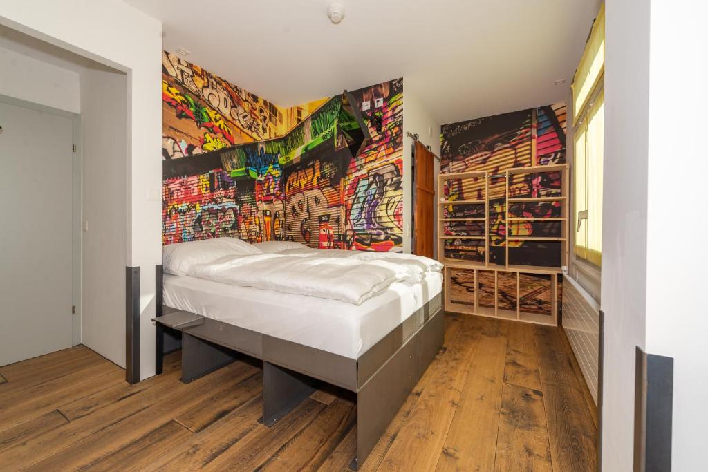 伯尔尼Boutique Hotel BS16 before Bern City Parking gratis的墙上画的一张床上