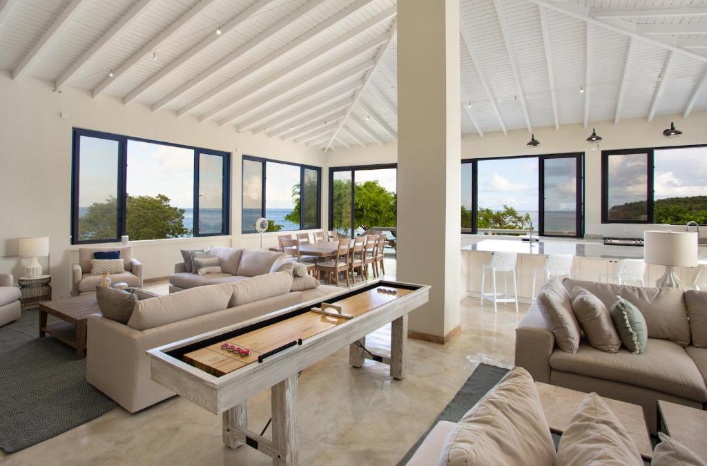 瓦利Sandcastle Beach House的带沙发和桌子的客厅