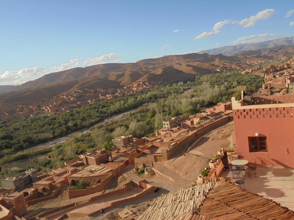 布马伦Hotel Almanader的享有山脉村庄的空中景致
