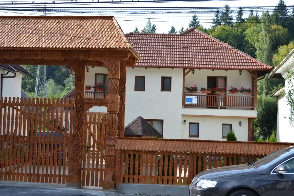 莫伊塞Casa Bunicii的一座带木栅栏和木制凉亭的房子