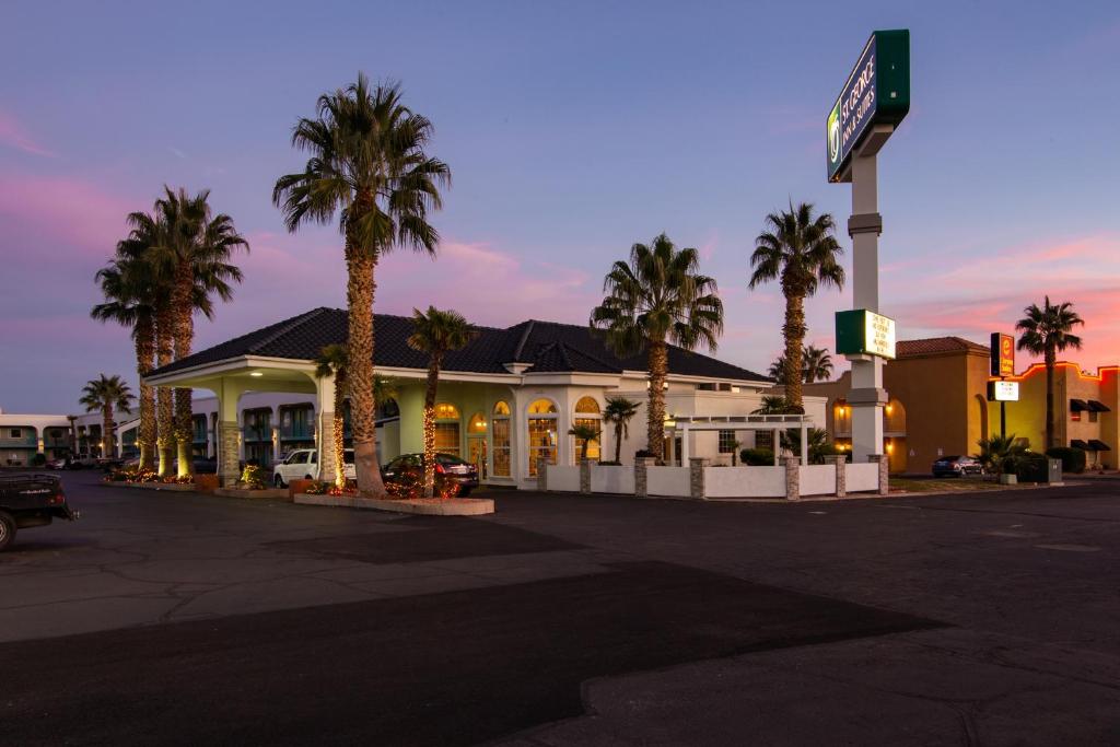 圣乔治圣乔治旅馆及套房酒店的前面有一个棕榈树的加油站