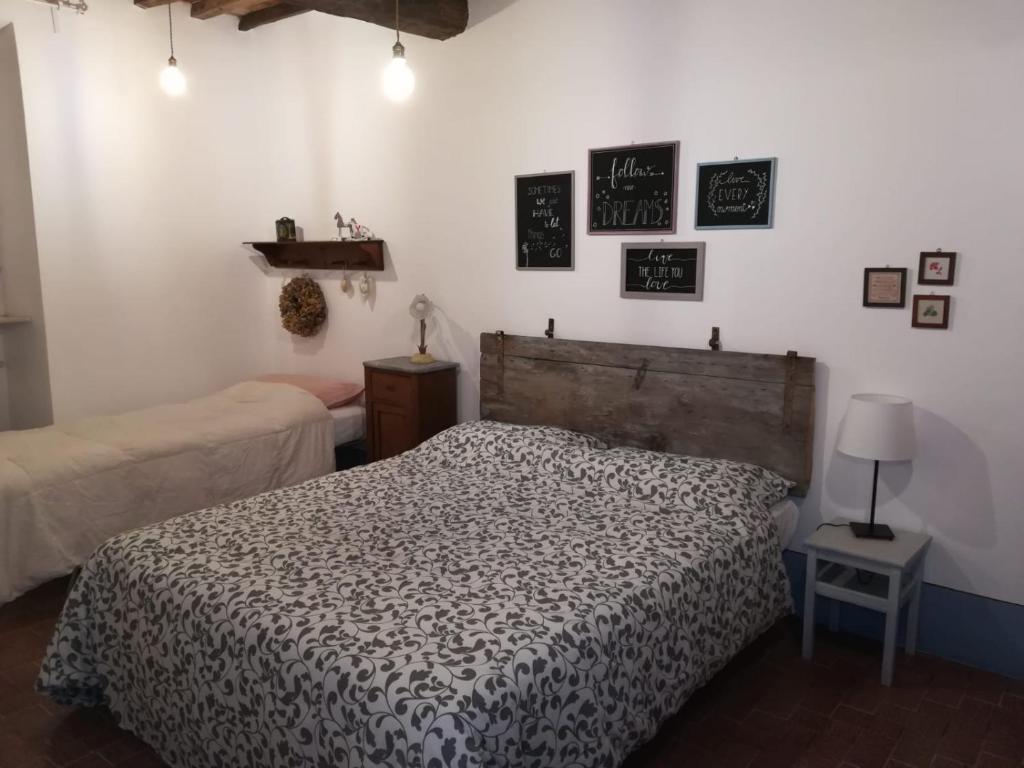 皮亚吉里Da Mati e Marta的一间卧室配有一张带黑白色棉被的床