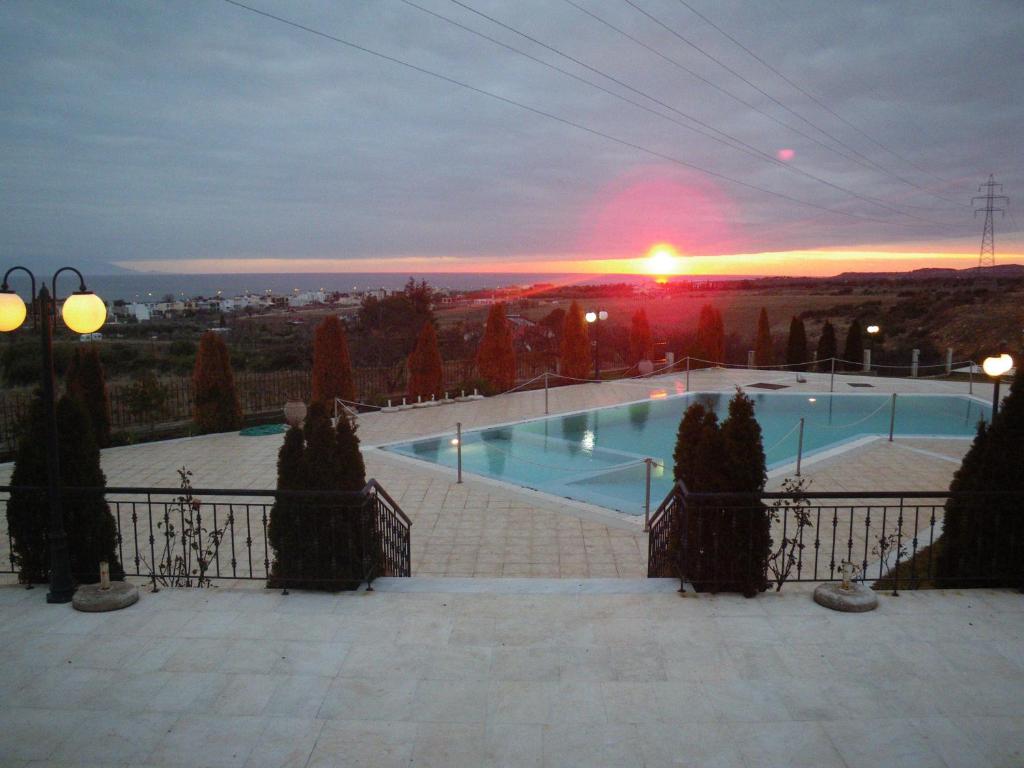 亚历山德鲁波利斯贝尔航空酒店的一座享有日落美景的游泳池