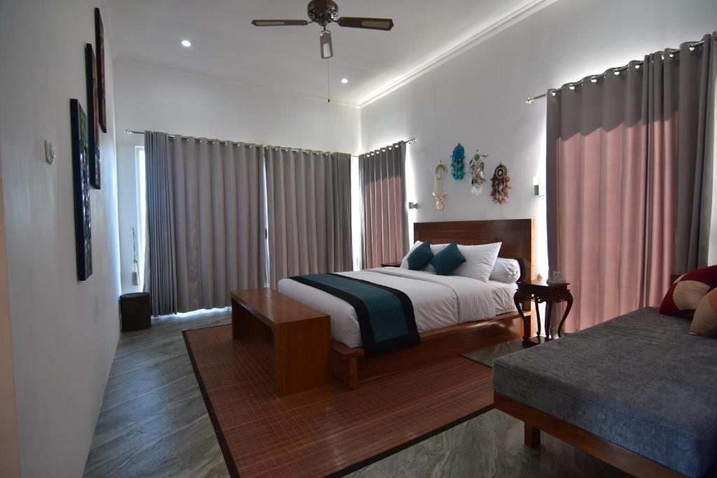 贝都古Wanagiri Cosmic Nature Villa的一间卧室配有一张床和一张沙发