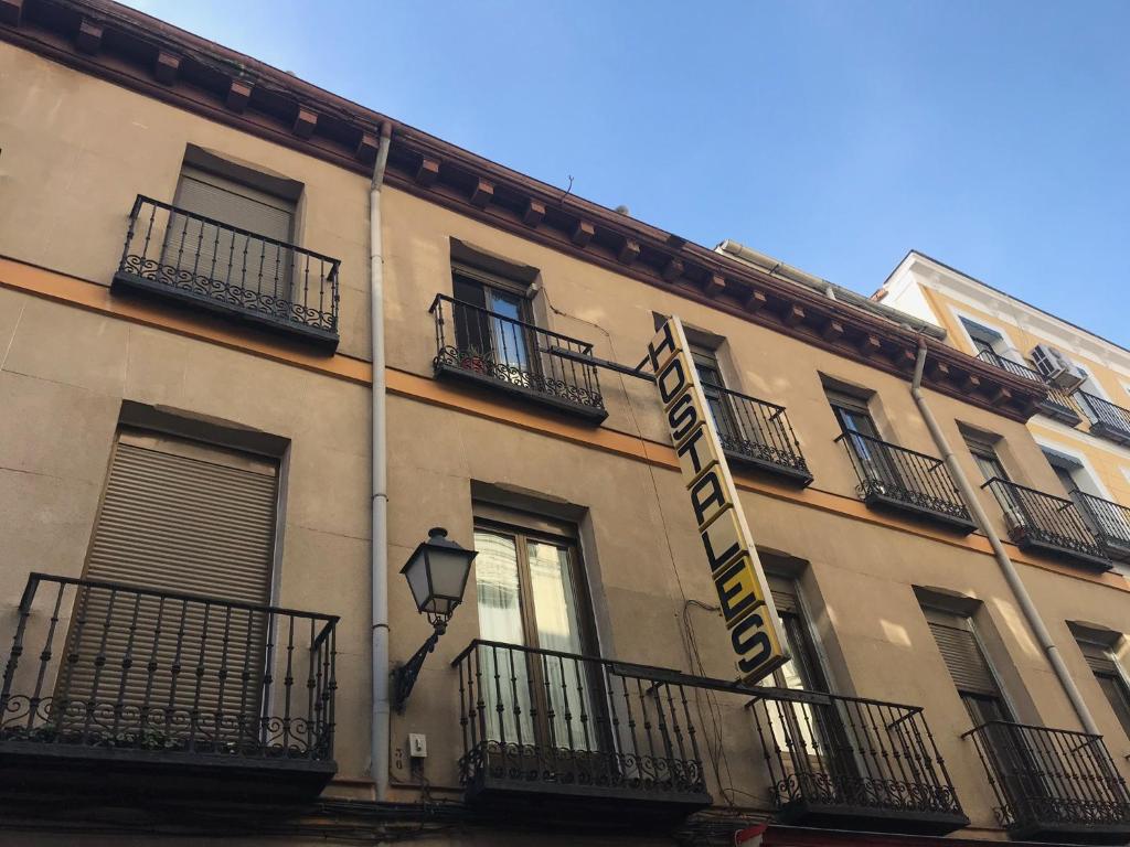 马德里Hostal Los Perales的建筑的侧面有标志