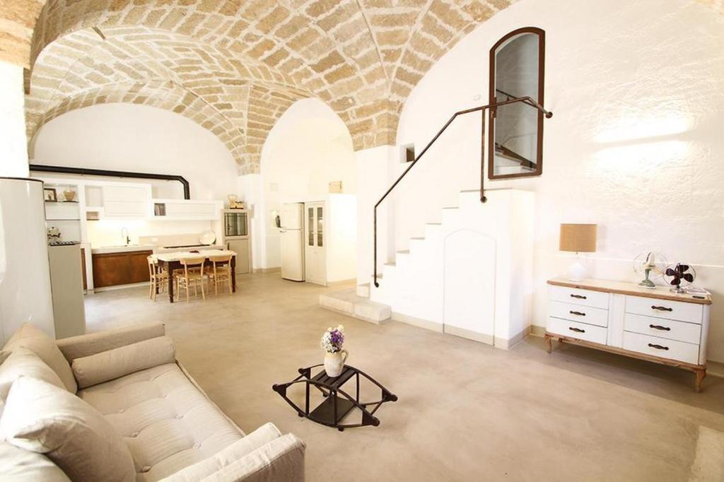 马蒂诺Relais Palazzo Zaccaria的客厅配有沙发和桌子