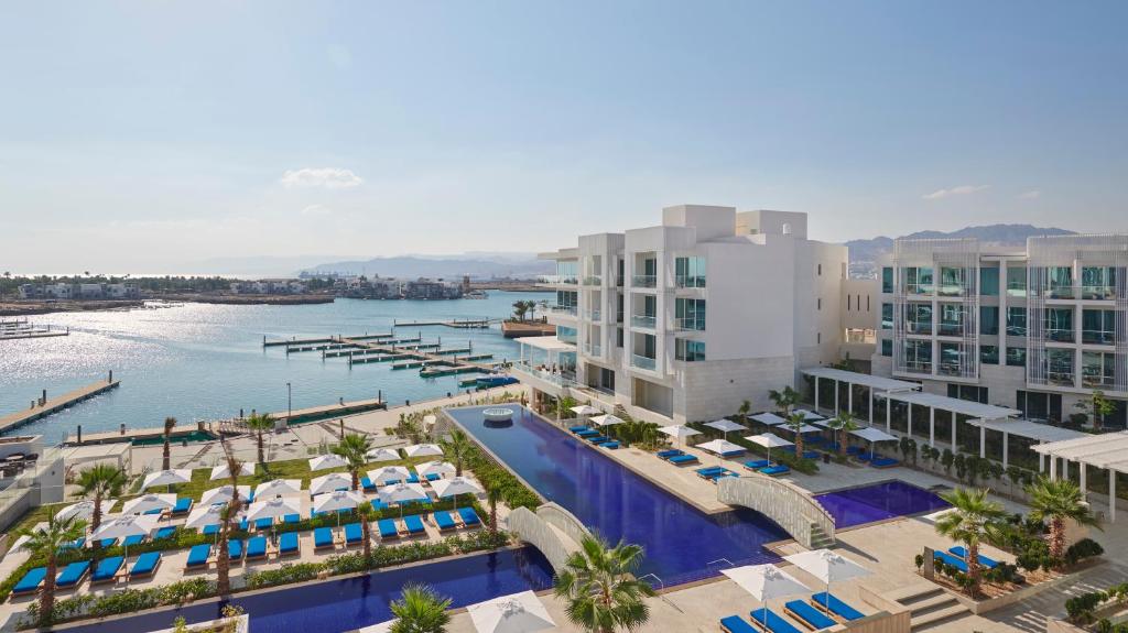 亚喀巴Hyatt Regency Aqaba Ayla Resort的享有度假村的空中景色,有水体