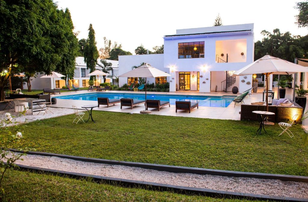 利隆圭Latitude 13 Degrees的一座带游泳池和房子的别墅