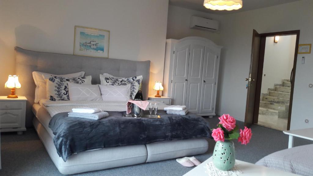 波威尔Villa Pintar的一间卧室配有一张大床和黑色毯子