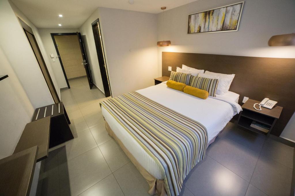 巴拿马城奥霍斯德尔里奥酒店的酒店客房带一张黄色枕头的床
