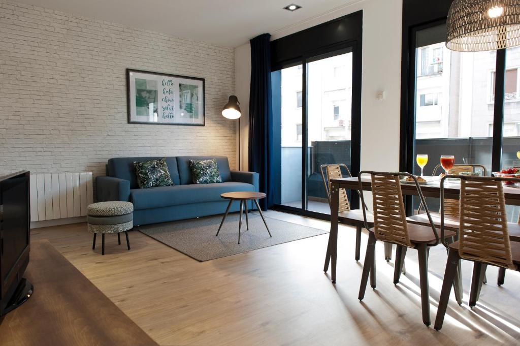 巴塞罗那MH Apartments Sant Pau的客厅配有蓝色的沙发和桌子