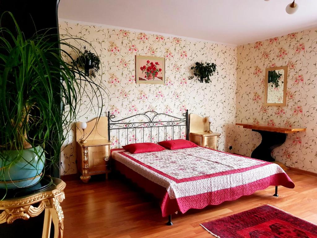 科沃布热格Pensjonat Nostalgia的一间卧室配有一张带红色枕头的床