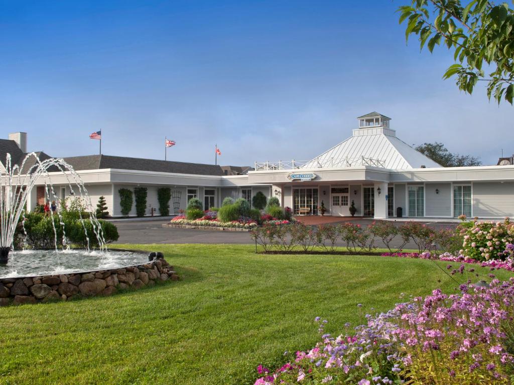海恩尼斯开普考德度假酒店及Spa中心的一座白色的大建筑,在院子里设有喷泉