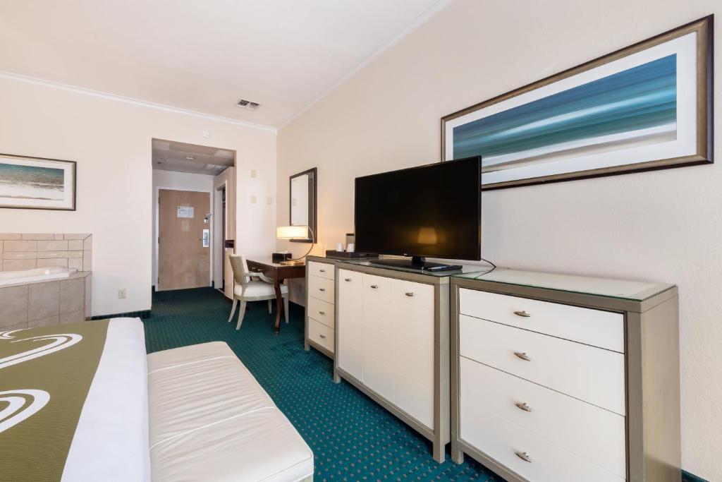 温特黑文Quality Inn & Suites Conference Center的配有一张床和一台平面电视的酒店客房