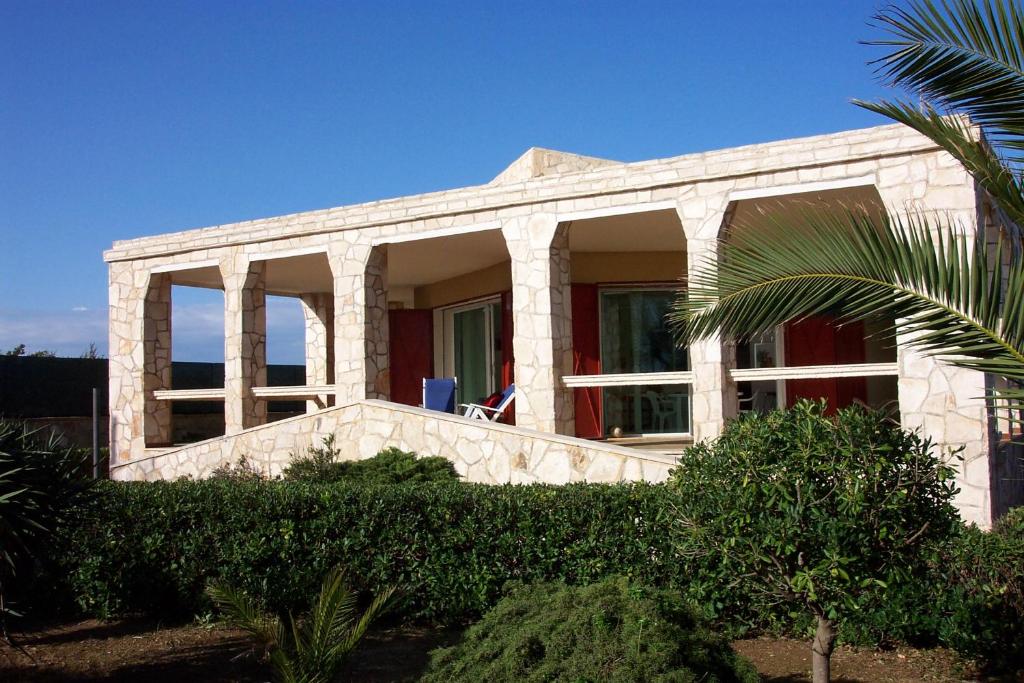 马鲁焦Villa La Barca的前面有棕榈树的白色房子